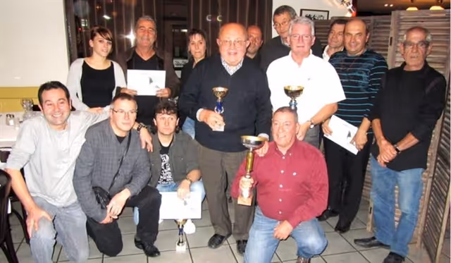 Les membres du Cercle Colombophile de Toulouse réunis autour des trophées de la saison